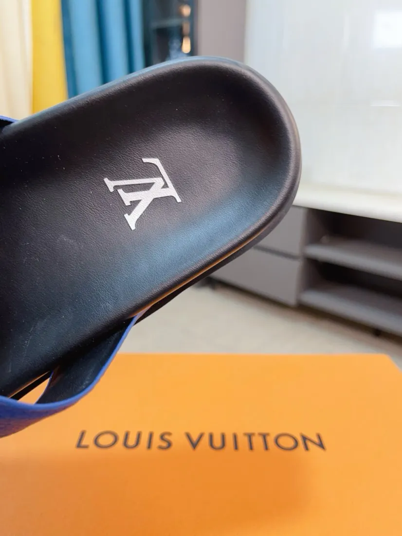 Men's shoes💰300🌹🌹【LV】Multi-color new men's slippers, original top-quality version, original special cowhide with pebbled embossing➕sheepskin on the inner and side, non-slip combination sole, more stable walking, more comfortable and lightweight, high-end and generous, size: 38~44